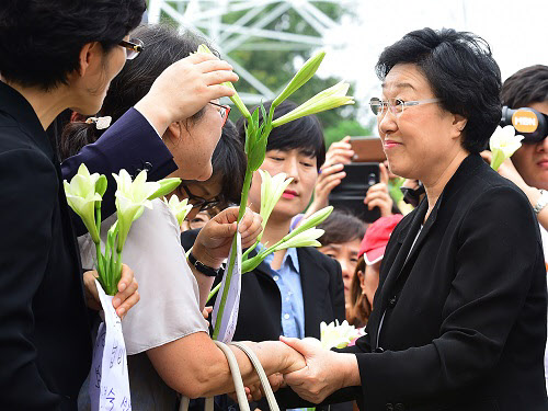 불법정치자금 수수 혐의로 유죄가 확정된 한명숙 전 총리가 24일 오후 경기도 의왕시 서울구치소 앞에서 지지자들과 인사를 나누고 있다. /뉴시스