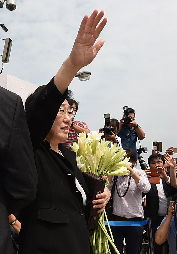 한명숙 전 총리가 24일 오후 경기도 의왕시 서울구치소 앞에서 지지자들에게 손을 들어 인사하고 있다. /뉴시스