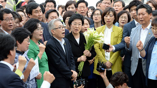 한명숙 전 총리가 24일 오후 경기도 의왕시 서울구치소 앞에서 동료 의원과 지지자들의 배웅을 받으며 임을 위한 행진곡을 부르고 있다. /뉴시스
