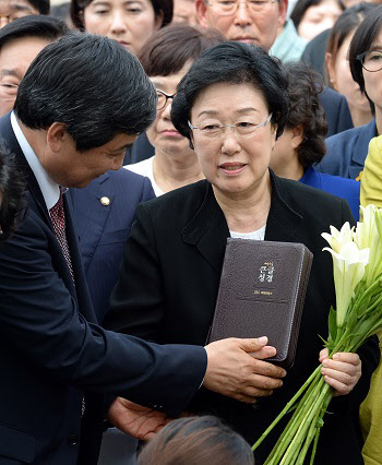 한명숙 전 총리가 24일 오후 경기도 의왕시 서울구치소에 수감되기 전 이종걸 새정치민주연합 원내대표로부터 성경책을 건넨받고 있다. /뉴시스