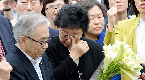 한명숙 전 총리가 24일 서울구치소에 수감되기 전 동료 의원과 지지자들에게 인사말을 하며 눈물을 훔치고 있다. /뉴시스