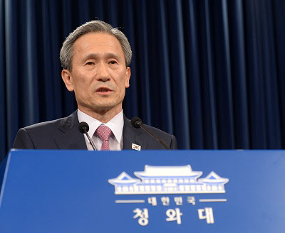 남북 고위급 접촉 우리 측 수석대표였던 김관진 국가안보실장이 25일 새벽 청와대에서 남북 공동 발표문을 발표하고 있다./뉴시스