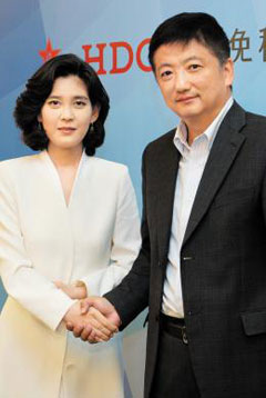 이부진 사장이 지난 6월 말 중국 최대 여행사 CTS의 쉐샤오강 총재를 만나 악수하고 있다.