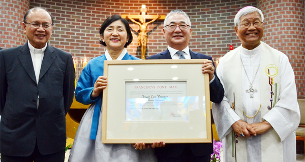 ‘성 대 그레고리오 교황 기사 훈장’을 받은 성심당 임영진 대표 부부(가운데). 오른쪽은 유흥식 대전교구장, 왼쪽은 오스발도 파딜랴 주한 교황대사.