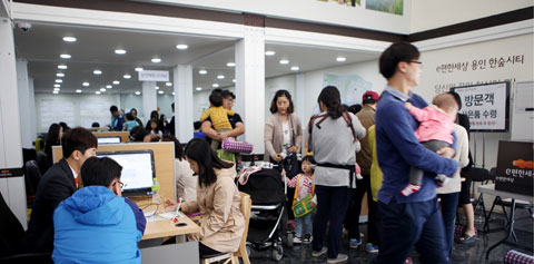 지난 9일 경기도 용인시 처인구에 있는 ‘e편한세상 용인 한숲시티’ 현장 전망대에서 30대 관람객들이 아이들과 함께 분양 상담을 기다리고 있다