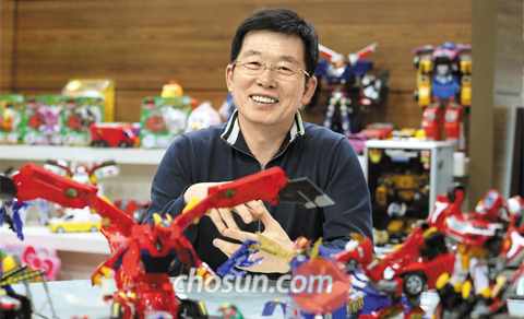 완구 회사 ‘손오공’의 최신규 회장은 “어린이들이 갖고 놀 때 ‘손맛’을 느낄 수 있는 캐릭터 완구를 만들어 세계 시장에 수출하고 싶다”고 말했다. 최 회장이 3년간 연구 개발한 끝에 내놓은 장난감 ‘터닝메카드’는 최근 초등학생들 사이에서 선풍적인 인기를 끌고 있다.