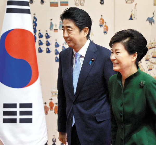 박근혜 대통령이 2일 청와대에서 아베 신조(왼쪽) 일본 총리와의 정상회담에 앞서 기념 촬영을 한 뒤 회담장으로 걸어가고 있다. 두 정상은 이날 “가능한 한 조기에 위안부 피해자 문제를 타결하기 위한 협의를 가속화하자”고 합의했다.