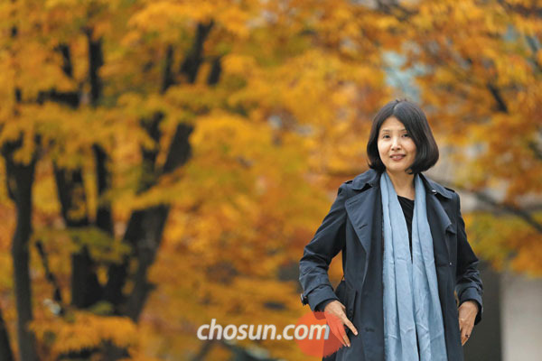 90년대 베스트셀러 詩集 '서른, 잔치는 끝났다' 개정판 낸 詩人 최영미