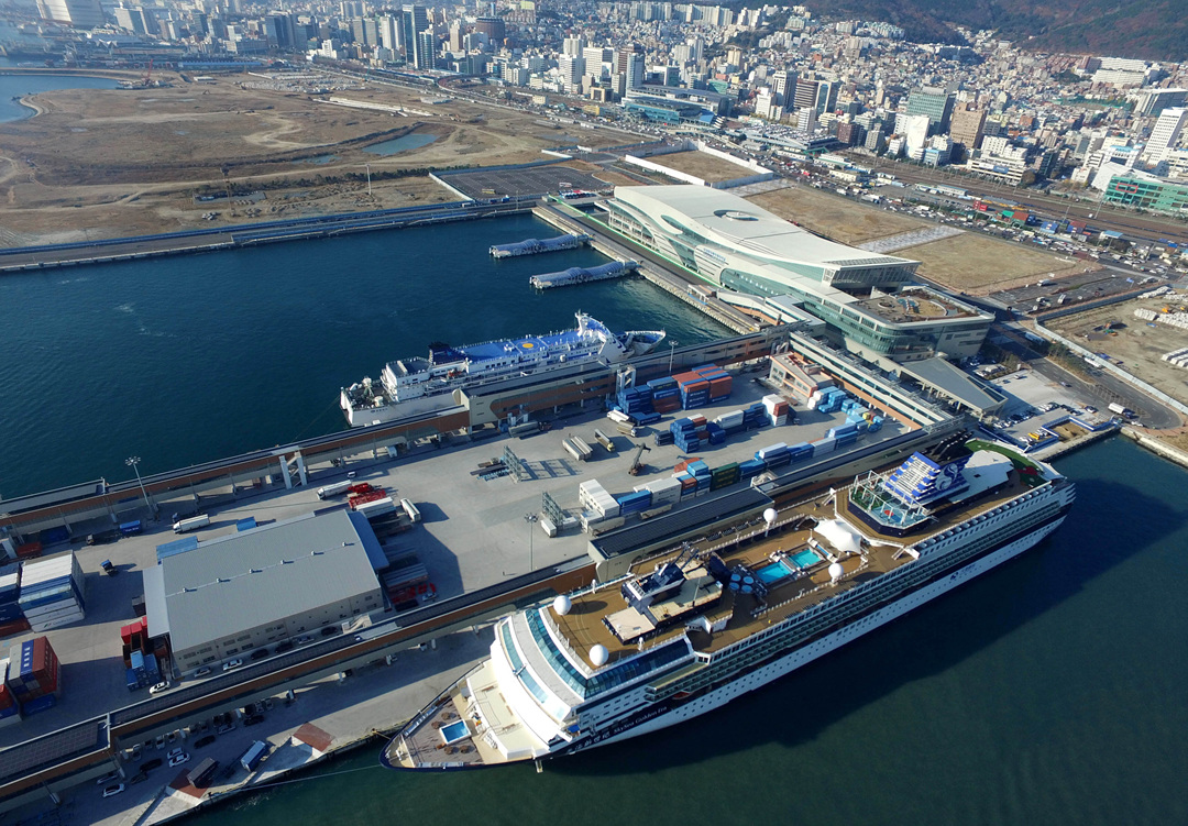 첫 크루즈선 맞은 부산항 국제여객터미널 - 1등 인터넷뉴스 조선닷컴 - IssuePhoto 첫 크루즈선 맞은 부산항 국제여객터미널 - 1등 인터넷뉴스 조선닷컴 - Issuephoto