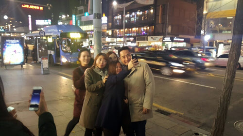 강용석 전 의원이 26일 오후 서울 이태원에서 시민들과 사진을 찍고 있다./ 강 전 의원 블로그