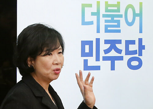 새정치민주연합 손혜원 홍보위원장이 28일 국회에서 새 당명 '더불어민주당'의 의미를 설명하고 있다./ 연합뉴스