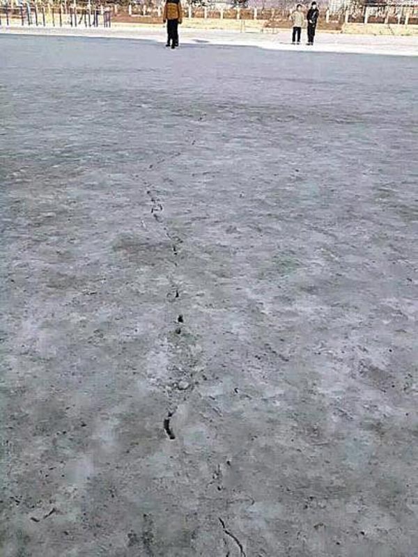北·中 국경인 지린성 학교 운동장 갈라져 - 북한이 핵실험을 실시한 6일 북·중 국경 지역인 지린(吉林)성 옌지의 한 학교 운동장에서 균열이 새로 발견됐다. 전문가들은 북한 핵실험에 따른 폭발 영향으로 땅이 갈라졌을 가능성이 있는 것으로 보고 있다.