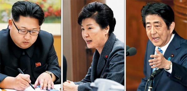 핵실험 서명하는 김정은… 긴박하게 움직인 韓·日 - 북한이 6일 함경북도 길주군 풍계리의 핵실험장에서 제4차 핵실험을 했다. 북한 조선중앙TV는 이날 오전 10시 30분 핵실험에 이어 오후 12시 30분 이 사실을 보도하면서 김정은 노동당 제1비서가 핵실험 명령서에 서명하는 모습을 공개했다(왼쪽 사진). 박근혜 대통령이 이날 오후 1시 30분 청와대 국가위기관리상황실(일명 지하 벙커)에서 국가안전보장회의(NSC)를 주재하고 있다(가운데 사진). 아베 신조 일본 총리는 오전 11시 40분 한국보다 빨리 국가안전보장회의를 열었다. 그는 “일본의 안전에 대한 중대한 위협”이라며 북한을 비난했다.