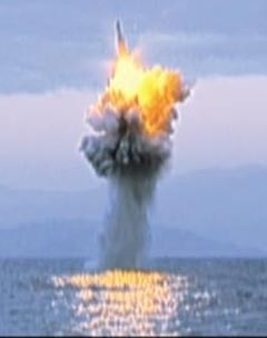북한 조선중앙 TV가 작년 5월 잠수함발사탄도미사일(SLBM) 수중 사출 시험 때보다 비행거리가 늘어난 것으로 보이는 12월 SLBM 사출 시험 영상을 8일 공개했다. 하지만 국내 전문가들은 “합성·조작 가능성이 크다”고 했다.