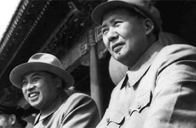 1954년 베이징에서 마오쩌둥(오른쪽)과 나란히 선 김일성 사진