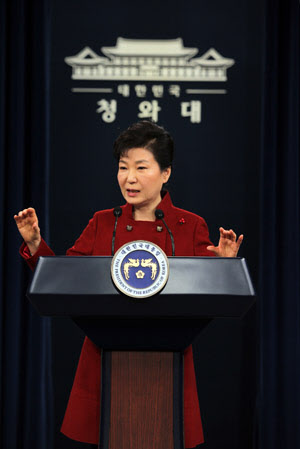박근혜 대통령이 13일 오전 청와대 춘추관 브리핑룸에서 가진 대국민 담화 발표 및 기자회견에서 취재진의 질문에 답하고 있다./ 연합뉴스
