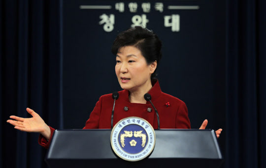 박근혜 대통령이 13일 오전 청와대 춘추관 브리핑룸에서 가진 대국민 담화 발표 및 기자회견에서 취재진의 질문에 답하고 있다./ 연합뉴스