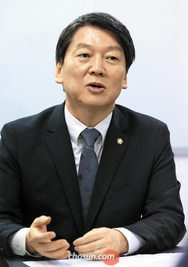 안철수 국민의당 의원이 27일 서울 마포의 사무실에서 인터뷰를 하고 있다. 안 의원은 “신당의 미래가 짐작이 간다”는 김종인 더민주 위원장의 발언에 대해 “그분 생각이 틀렸다는 걸 보여주겠다”고 말했다.