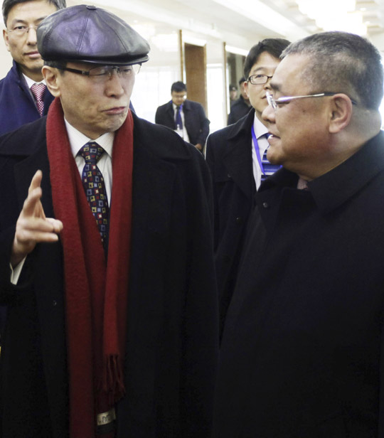 북핵 6자회담 중국 측 수석대표인 우다웨이(왼쪽) 외교부 한반도사무특별대표가 2일 평양공항에 마중 나온 박성일 북한 외무성 미주국 부국장과 대화하고 있다.