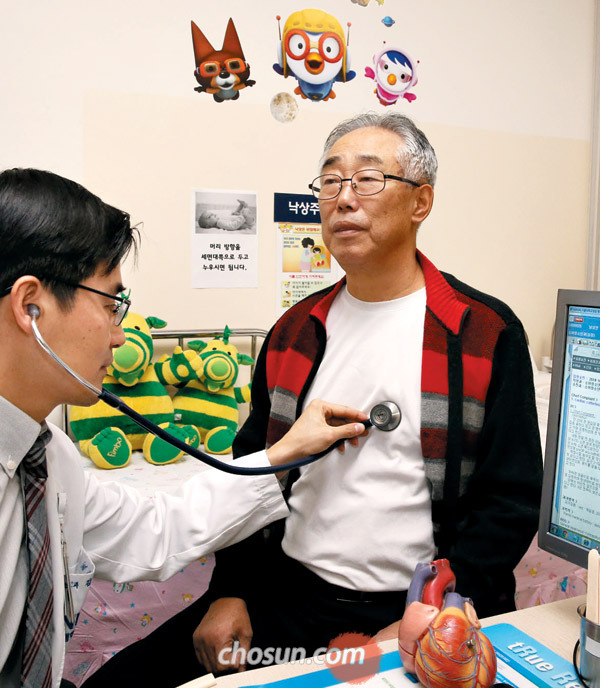 선천성 심장병 수술을 받은 74세 남상언씨가 서울대 어린이병원 진료실에서 주치의인 김기범 소아청소년과 교수에게 진찰을 받고 있다.
