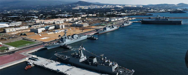 우여곡절 겪었던 제주해군기지 오늘 준공식 - 제주 해군기지(제주민군복합항) 준공식을 하루 앞둔 25일, 접안시설에 4400t급 구축함인 문무대왕함(아래부터 시계방향), 7600t급 이지스구축함 서애류성룡함, 4400t급 구축함 왕건함, 2500t급 신형 호위함 전북함, 1만4500t급 대형 수송함 독도함이 정박해 있다. 제주 해군기지는 총면적 49만㎡에 함정 20척과 15만t급 크루즈 두 척이 접안할 수 있다.