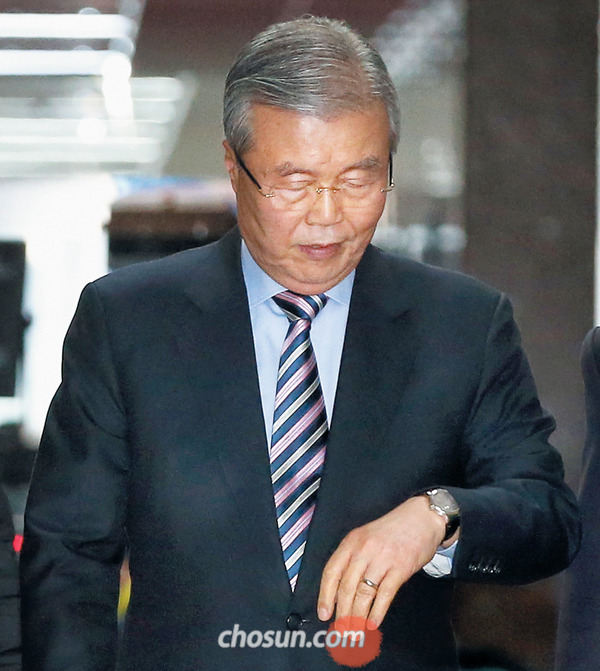 더불어민주당 김종인 대표가 29일 오후 국회에서 열린 비공개 당무위원회에 참석하기 위해 대표실로 들어가고 있다. 이날 당무위에서는 김 대표의 공천 권한을 강화하는 결정이 내려졌다.