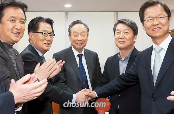 박지원 의원과 권노갑 전 더불어민주당 상임고문이 2일 국회에서 국민의당 지도부와 만나 입당에 합의했다. 왼쪽부터 김영환 국민의당 인재영입위원장, 박 의원, 권 전 상임고문, 안철수·천정배 국민의당 공동대표.