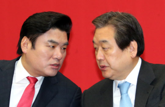 새누리당 김무성 대표가 3일 오전 국회에서 열린 최고위원회의에서 원유철 원내대표와 얘기를 나누고 있다./ 연합뉴스