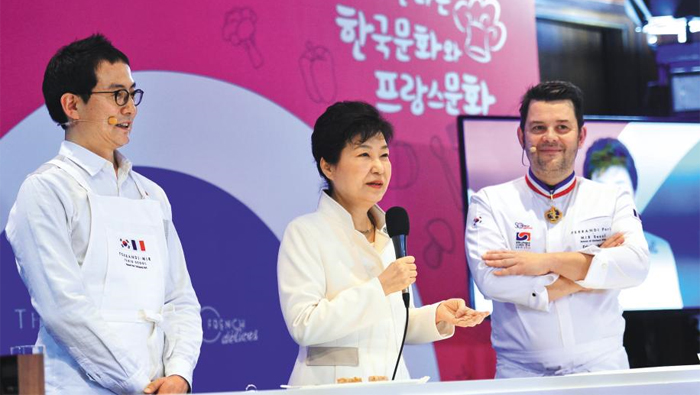박근혜 대통령이 24일 서울 중구 신라호텔에서 열린 프랑스 ‘미식(美食) 주간’ 행사에 참석해 인사말을 하고 있다.