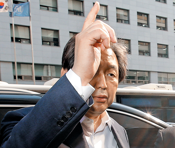 새누리당 김무성 대표가 25일 오전 서울 여의도 당사에 들어서던 중 이인선(대구 수성을) 예비후보가“공천을 빨리 추인해달라”고 항의하자‘올라가서 얘기하자’는 뜻으로 위쪽을 가리키고 있다.