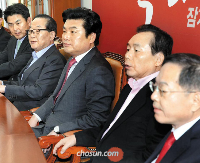 새누리당 김태호·서청원 최고위원, 원유철 원내대표, 이인제·안대희(왼쪽부터) 최고위원이 25일 오전 국회 원내대표실에서 김무성 대표가 당 공천관리위원회로부터 단수 추천을 받은 5개 지역구 후보의 의결을 거부한 것에 대해 대책회의를 하고 있다.