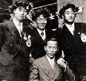 한국, 1950년 보스턴 마라톤 1~3위 석권 - 1950년 미국 보스턴 마라톤에서 함기용·송길윤·최윤칠(뒷줄 왼쪽부터) 선수가 나란히 1~3위를 차지한 뒤 월계관을 쓴 모습.