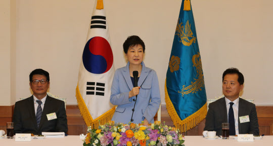 박근혜 대통령이 26일 김영란법 등 여러 정치 현안에 대해 얘기했다. /연합뉴스
