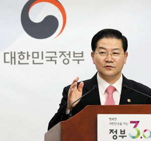 국민권익위원회 성영훈 위원장이 9일 정부세종청사에서 '부정청탁 및 금품 등 수수의 금지에 관한 법률'(일명 김영란법) 시행령 내용을 설명하고 있다.