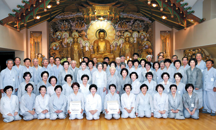 지난해 통일나눔 펀드에 참여한 안국선원 신도들.