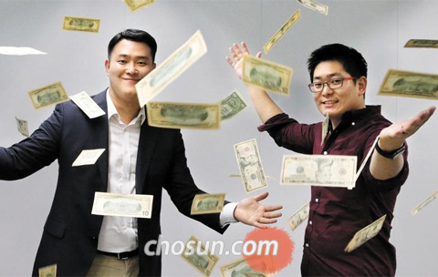 외환 브로커와 개발자로 일하다 의기투합한 최성욱(왼쪽)·정상용 대표는 복잡하고, 느리고, 비싼 해외 송금 대신 간편한 송금 서비스 ‘센트비’를 지난 2월 내놓았다. 서울 종로구 그랑서울 ‘하나 1Q랩’에서 두 사람이 “해외 송금의 판을 깨보겠다”는 의미로 달러를 힘차게 날려보이고 있다.