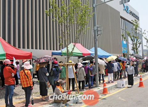 지난 20일 인천 중구 운서동에 마련된 ‘스카이시티자이’ 모델하우스 앞에서 관람객들이 줄을 서 입장을 기다리고 있다. 이 단지는 영종도에서 7년 만에 선보이는 새 아파트다.