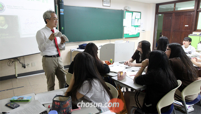 삼각산고교에서 ‘햄릿’ 특강을 펼치는 정창권 교수는 학생들에게 “여러분 각자가 햄릿의 심정으로 문호(文豪)의 작품을 평가해달라”고 주문했다.