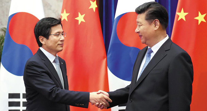 29일 중국 베이징 인민대회당에서 황교안(왼쪽) 국무총리가 시진핑 중국 국가주석과 만나 악수를 하고 있다.