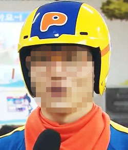 상담 대상인 여고생과 성관계를 가진 사하경찰서 소속 김모(31) 경장이 몇 년 전 국산 애니메이션 캐릭터인‘뽀로로’복장을 하고 스쿨 폴리스(학교전담경찰관) 홍보 영상에 출연한 모습.