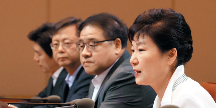 박근혜 대통령이 11일 청와대 집현실에서 수석비서관 회의를 주재하며 모두 발언을 하고 있다.
