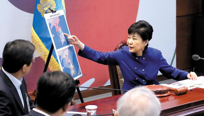 박근혜 대통령이 14일 몽골 방문을 위해 출국하기 앞서 청와대에서 국가안전보장회의(NSC)를 주재하며 사드 배치 결정과 관련한 후속 대책을 점검하고 있다.