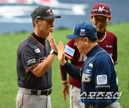 포토 김경문 감독 '김성근 감독과 하이파이브' - 조선닷컴 ...