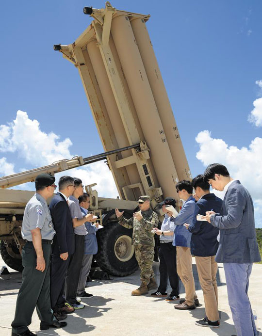 한국 국방부 관계자와 취재진이 18일 미국령 괌 앤더슨 공군기지에 배치된 사드(THAAD·고고도 미사일방어체계) 발사대 앞에서 미군의 설명을 듣고 있다.
