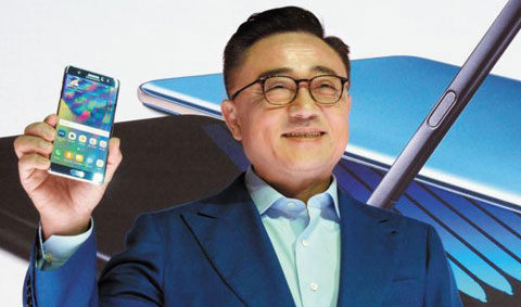 2일 오전(현지 시각) 미국 뉴욕 맨해튼 해머슈타인볼룸에서 열린 삼성전자 갤럭시노트 공개 행사에서 고동진 무선사업부장(사장)이 새로 출시된 갤럭시노트7을 들어 보이고 있다.