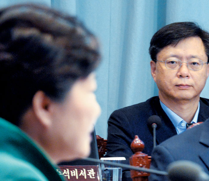 우병우 청와대 민정수석이 2일 오전 청와대에서 열린 국무회의에서 박근혜 대통령 발언을 듣고 있다.