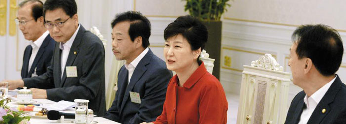 박근혜 대통령이 4일 청와대에서 새누리당 대구·경북 지역 의원들과 간담회를 갖고 있다. 박 대통령은 이날“초선 의원들이 정쟁에서 벗어나 새로운 정치 문화를 만드는 데 신경 써달라”고 했다.
