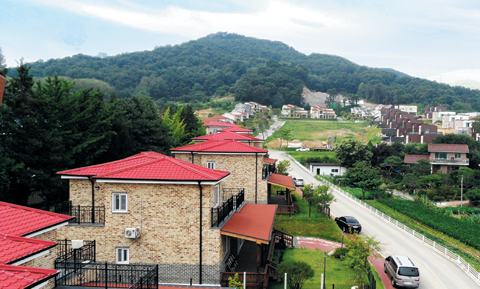 충남 아산시 둔포면 송용리일원에 들어선 파인힐타운의 실제 모습. 모든 가구가 2층 단독주택으로 설계됐으며, 내년 이주 예정인 주한미군 평택 캠프 험프리스(k-6)에서 차량으로 5분쯤 떨어져 있다.