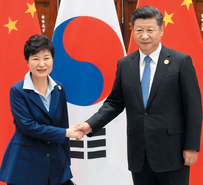사드 배치 결정 후 첫 회담 - 박근혜 대통령과 중국 시진핑 국가주석이 5일 중국 항저우에서 열린 한·중 정상회담에서 만나 악수하고 있다. 시 주석은 이날 비공개 회담 시간에 “미국이 한국에 배치하는 사드(고고도 미사일 방어체계) 시스템에 반대한다”는 입장을 밝혔고, 이에 대해 박 대통령은 “북핵 및 미사일 문제가 해결되면 (사드는) 더 이상 필요가 없을 것”이라고 말했다.