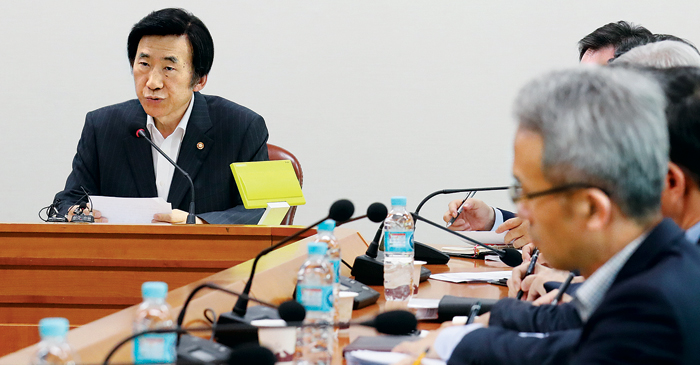 윤병세(왼쪽) 외교부 장관이 지난 10일 서울 종로구 외교부 청사에서 열린 긴급 북핵 대책회의에서 발언하고 있다.